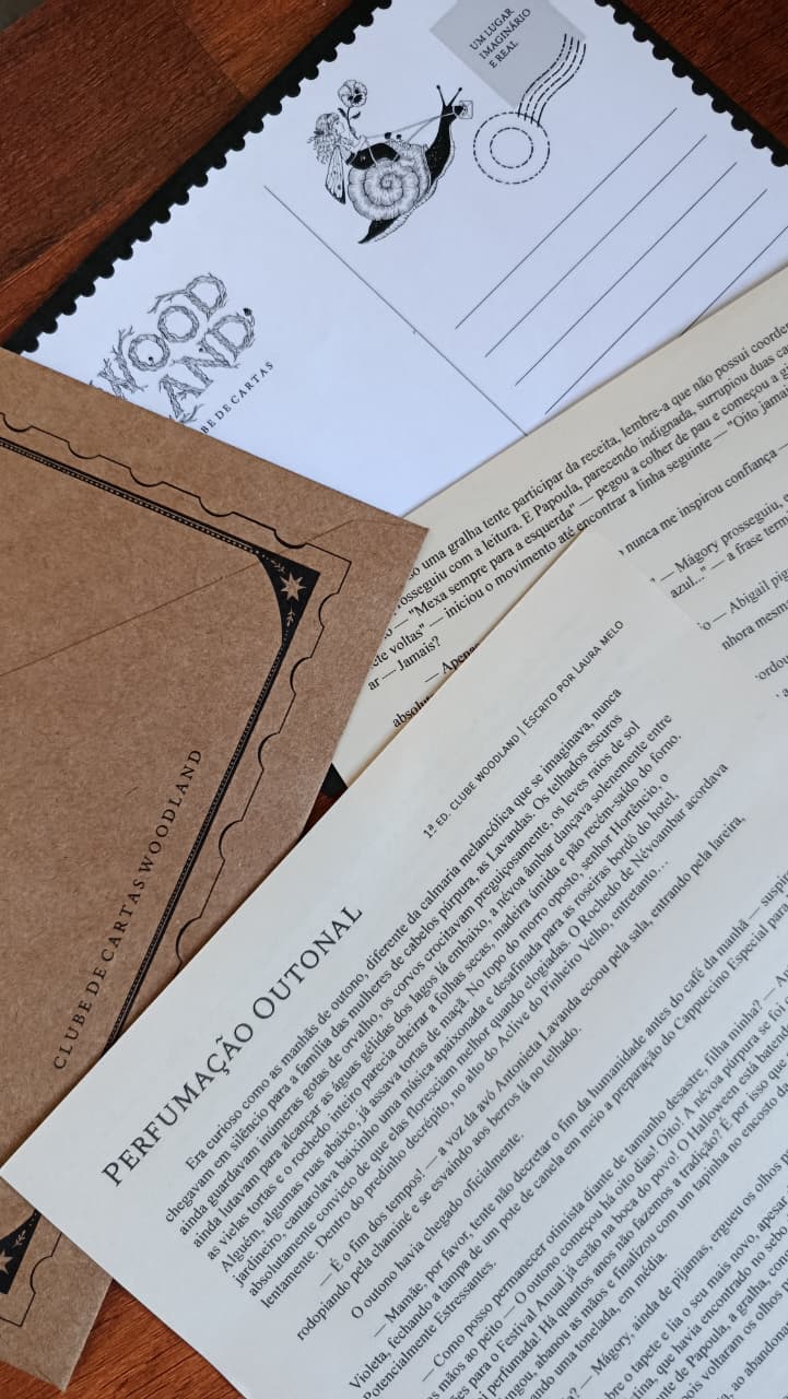 Composição real dos itens do Clube de Cartas Woodland com carta, postal, envelope e selo